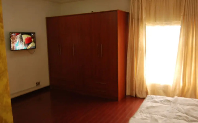 Kings Court Apartment