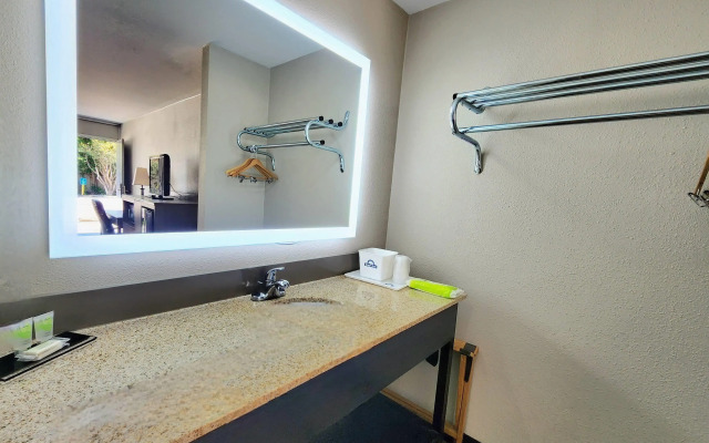 Days Inn by Wyndham Seguin TX