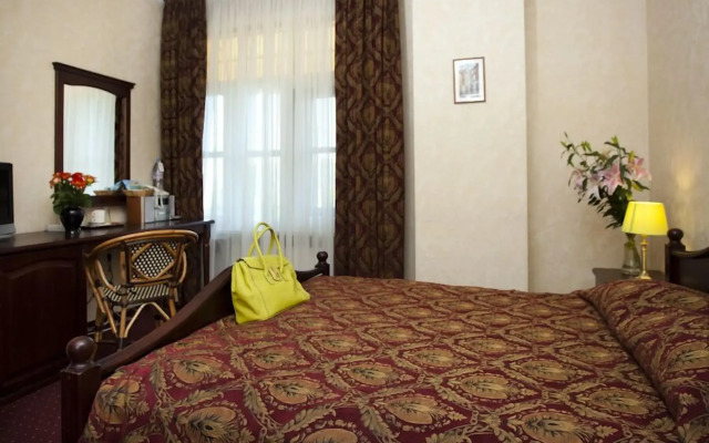 Monte Kristo Hotel