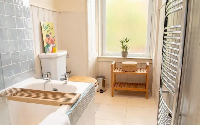 Charming 2-bedroom apt in the Heart of West End