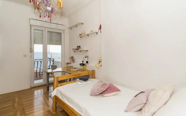 Spacious Apt. With Magnificent sea View & Balcony