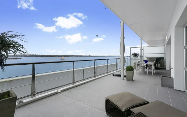 Light and spacious w incredible harbour views