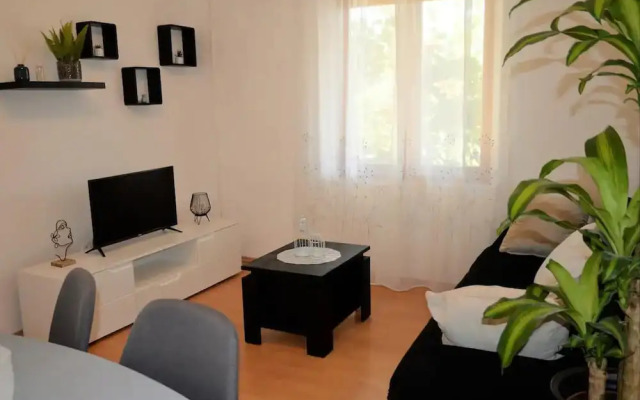 Beachside Apartment - Sleeps 5, Parking & Views