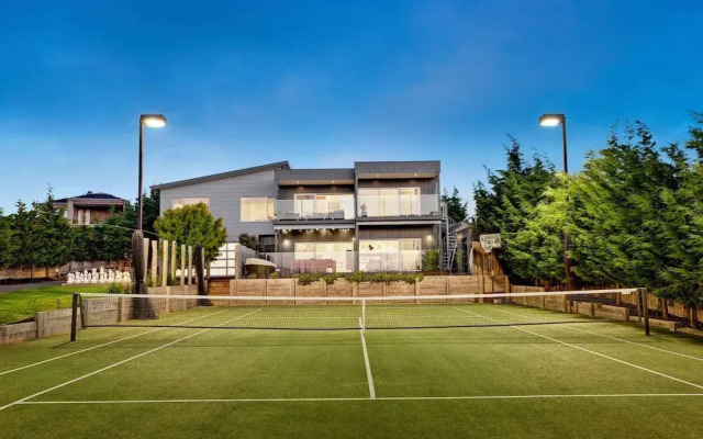 Stanford Luxury Pool Sauna Spa Tennis Court