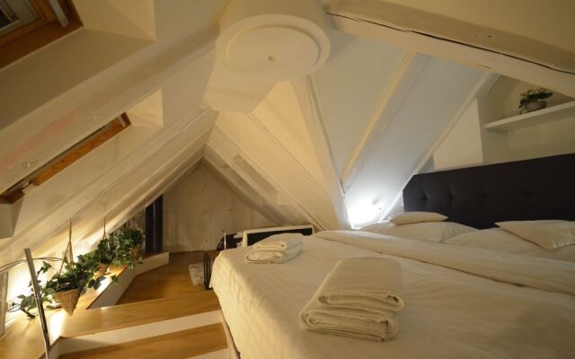 Attic Hroznova - Charles Bridge