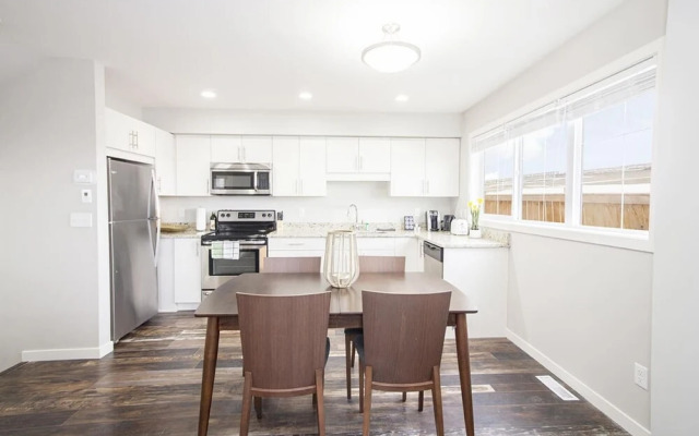 4bed 2bath Townhouse With Laundry Parking Wi-fi