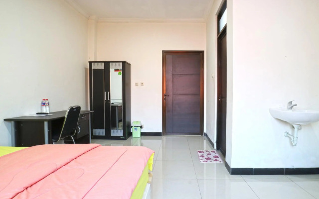 Saloka Guest House by ZUZU