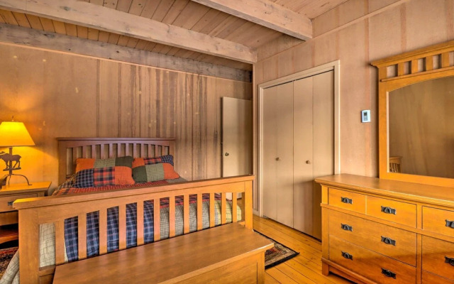 Fire Pit & Grill: Lakefront Poconos Cottage!