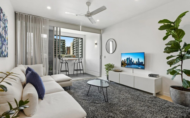 Stellar Location With Parking, Pool & Gym Access – Guest Rooms – Brisbane