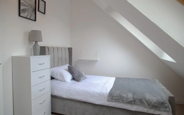 Lovely 4-Bedroom Home in Woodcote Fold