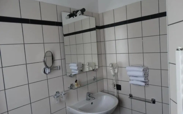 Room in Guest Room - Spacious Double Room in Alba