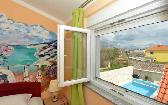 Home With Swimming Pool & Outdoor Kitchen