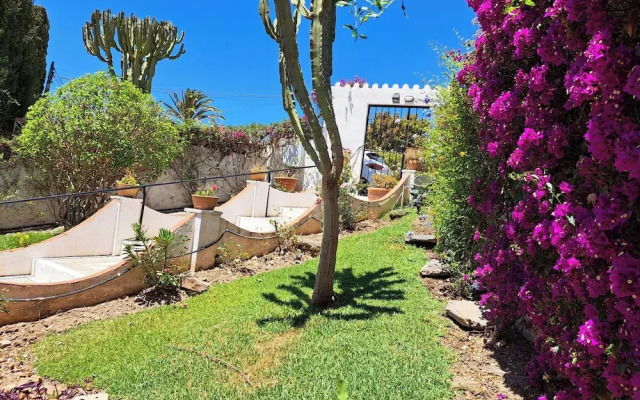 2 Bed Villa - Sleeps 5 - Private Pool & Garden
