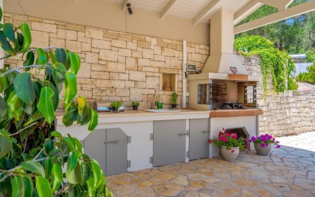 Maritina Villa - 2 BR House Surrounded by Olive Groves