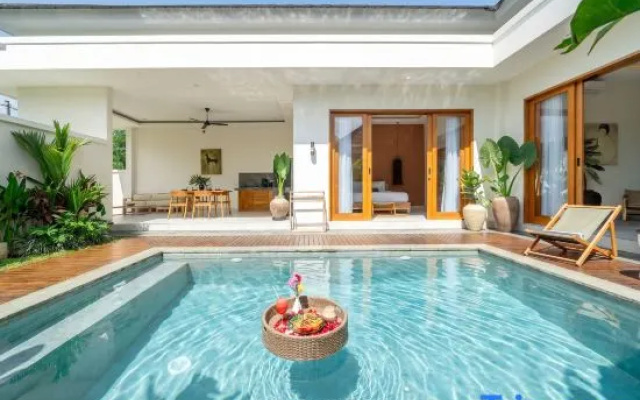 Dasha 2 - Chic 2BR Canggu Hideaway with Spacious Pool & Patio — 4-star hotel in Kerobokan Kelod