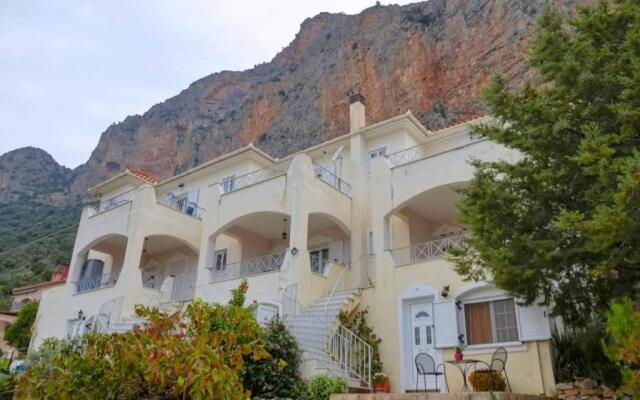 West Red Rock and View Leonidio maisonette studio