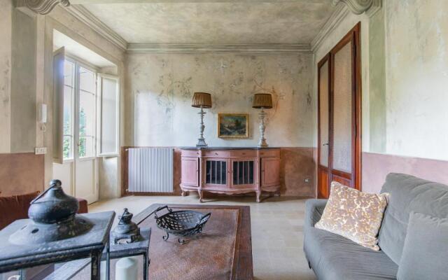 Villa Liberty 1927 with heated pool in the park