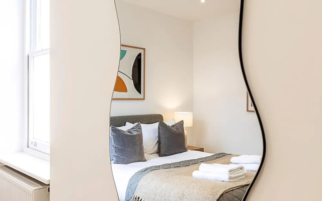 Light & Luxury Chelsea Apartment: Private Balcony!