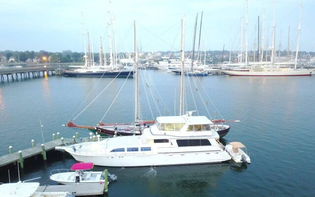 Ocean Romance Dockside B and B Yacht Hotel