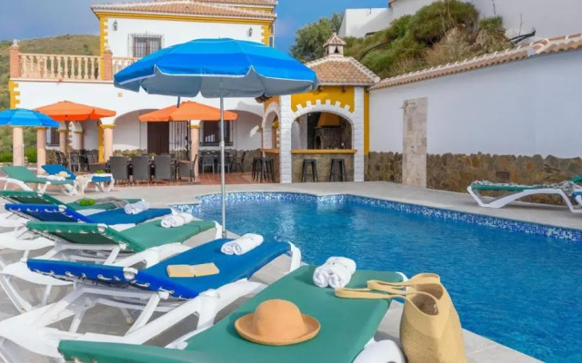 Villa Javier Sayalonga by Ruralidays