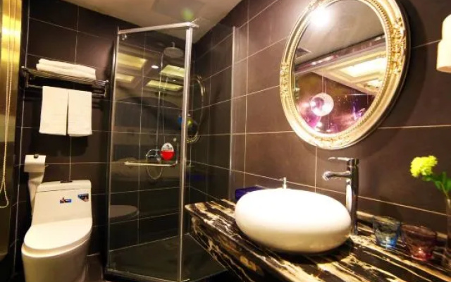 Weike Boutique Theme Hotel (Lianyungang Pedestrian Street Suning Square) – Bathroom – Lianyungang