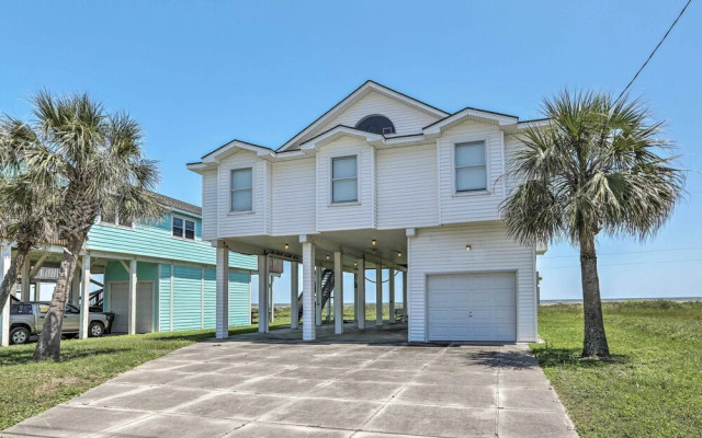 Oceanfront Galveston Home - Walk to Beach!
