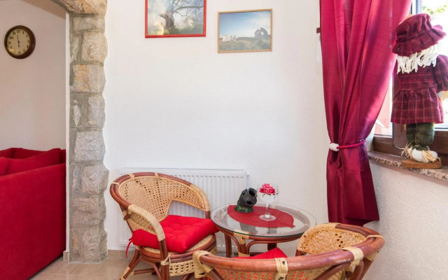 Apartment Doris, Nenadici