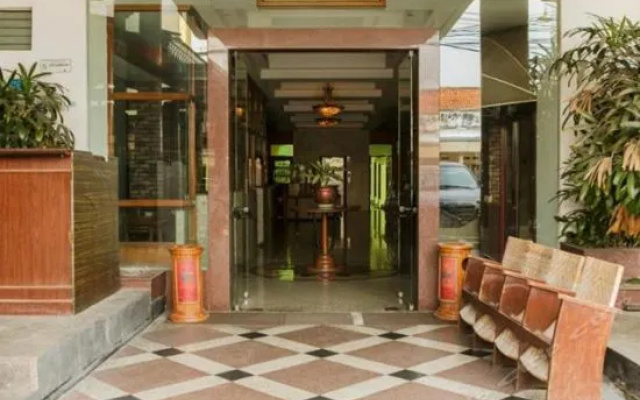 Front One Hotel Mesir Surabaya