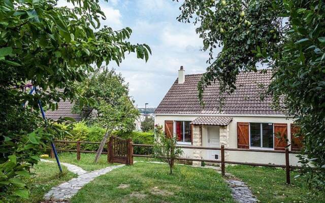 Villa House with Panoramic View on Paris