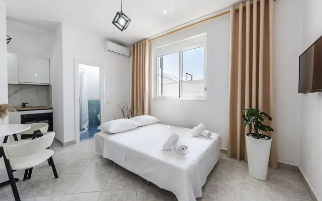 Modern Home With Wifi and Beach Access Golem