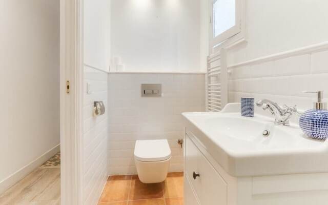 New! Bright 2 Bed Easily Connected to the Center