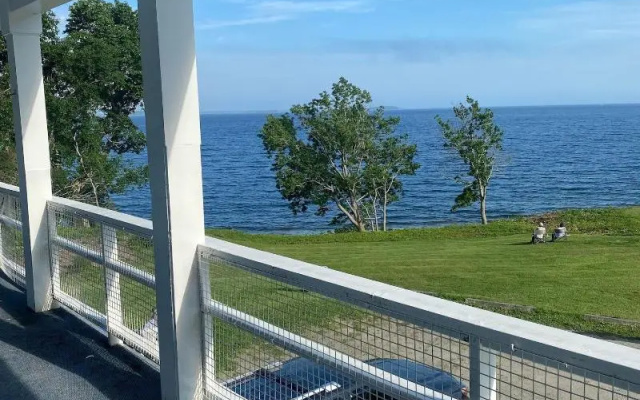 High Tide Inn
