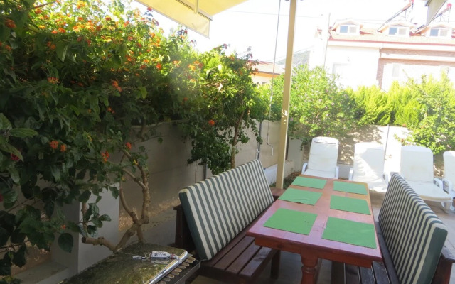 Villasevval-sleeps8-pool-bbq-ac-neartown