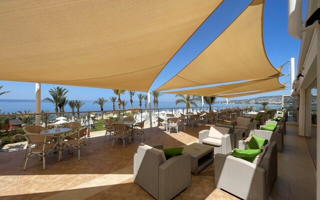 Queen's Bay Hotel