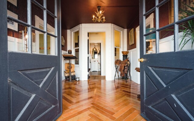 The Gilded Drifter Inn