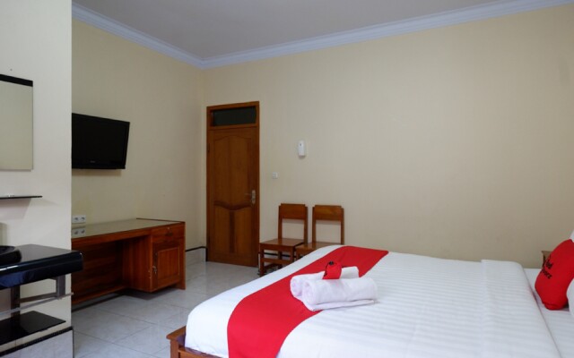 RedDoorz near Lakota Beach Tomia Wakatobi