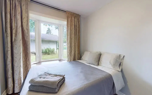 Charming Lakeside Cottage