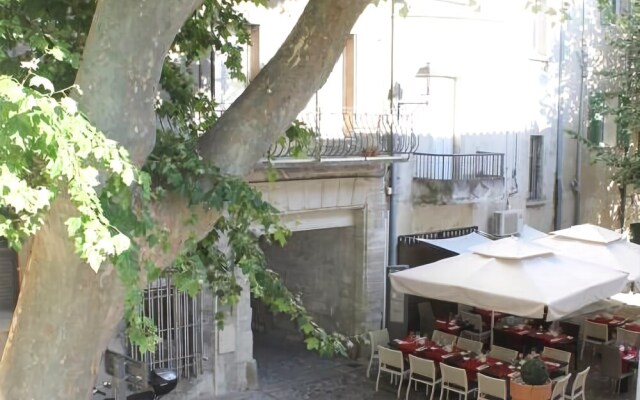 Les Clefs d'Avignon Entre Pont et Palais