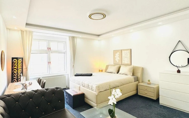 Spacious 7BR Apartment Prime Location