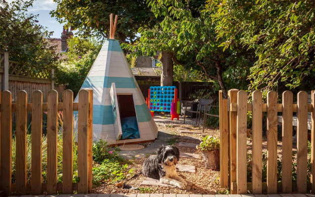 Sea Glimpses with free parking and garden