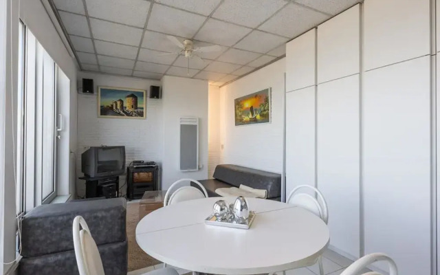 Apartment on Zeedijk With Sea Views