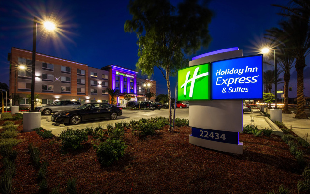Holiday Inn Express & Suites Hawaiian Gardens