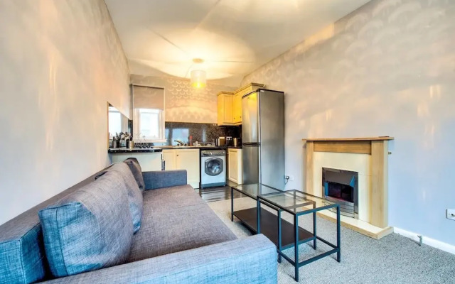 Old Town Edinburgh Apartment: Heart of the Action