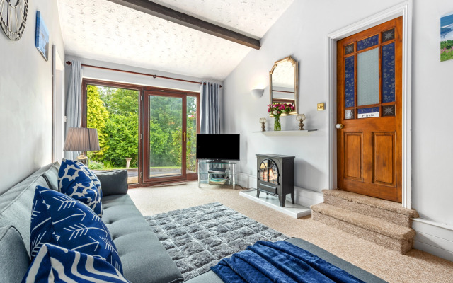 The Hollies - Short Walk to Beach, Peaceful Location, Parking