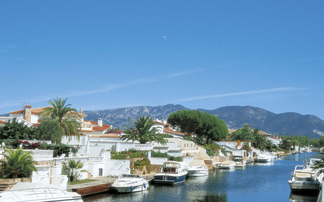 Holiday Home Requesens canal