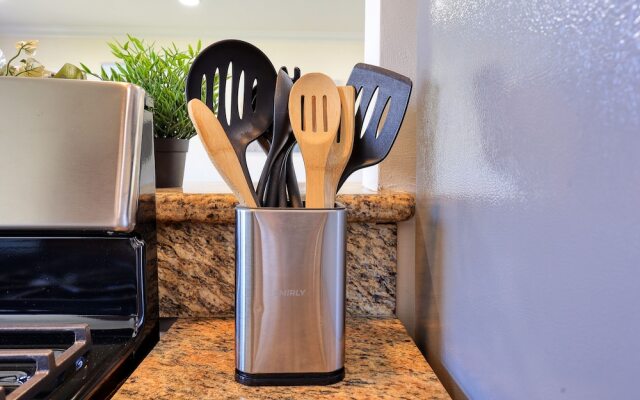 Sunny & Cheerful Near I-10 ~ Queen Beds ~ Parking