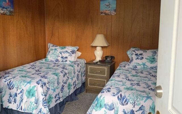 Curley's Resort & Dive Center