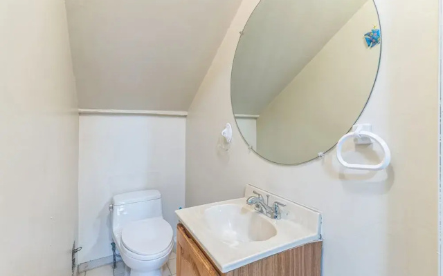 Russell House Near Hollywood & Griffith Park 3 Bedroom Home