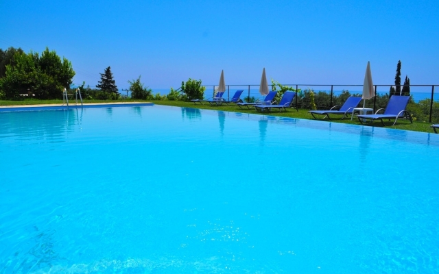 Pelekas Beach, Studio Apartments With a Pool