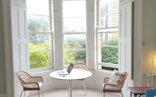 Serene 2 Bedroom Apartment in Clifton